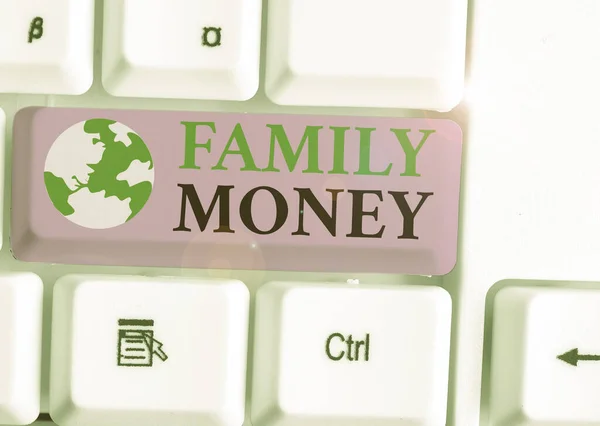 显示家庭资金的文字标志。已确立的上流社会家庭的继承财富的概念性照片. — 图库照片