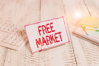 Serbest Pazar 'ı yazan el yazısı metinleri. Kavrama, bilgisayar klavyesi ve matematik sayfaları arasında düzensiz bir ekonomik değişim ya da ücretsiz rekabet sistemi anlamına gelir..
