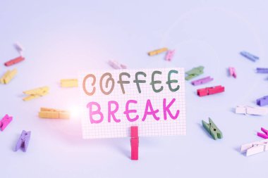 Kahve molasını gösteren bir mesaj. Bir fincan kahve içmek için çalışmayı bıraktığınızda kavramsal fotoğraf. Renkli çamaşır mandalı dikdörtgen şeklinde kağıt açık mavi arka plan..