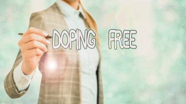 Doping Free 'yi gösteren bir not yazıyorum. İş fotoğraflarının, sporu geliştirmek için yasadışı bir madde kullanmadığı kanıtlandı..