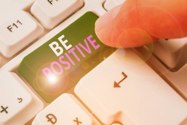 Kelime yazma metni Pozitif ol. Hiç şüphesiz, umut ve güven vermek için iş konsepti.