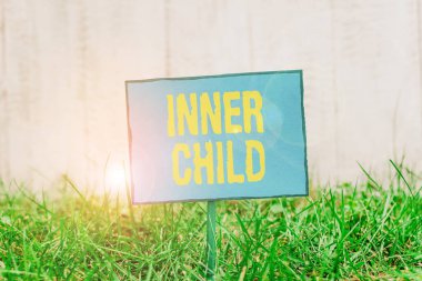 Inner Child 'ı gösteren kavramsal el yazısı. İş fotoğrafında, genellikle gösterinin gizli bir parçası olan çocuksu şeyler gösterilir. Yapıştırılmış ve yerleştirilmiş düz kağıt.