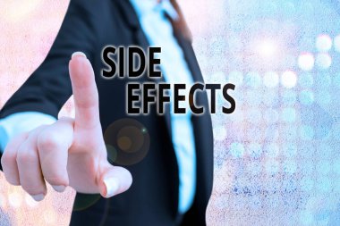 Yan etkileri gösteren metin işareti. Bir ilaç veya tıbbi tedavinin istenmeyen ikinci etkisi kavramsal fotoğraf.