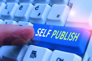 Self Publish 'i gösteren metin işareti. Kavramsal fotoğraf çalışmalarını bağımsız ve kendi harcamalarıyla yayınladı..