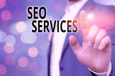 SMS işareti Seo Hizmetlerini gösteriyor. Web sitesinin görünürlüğünü yükseltmek için teknik ve prosedürlerin kavramsal fotoğraf takımı.