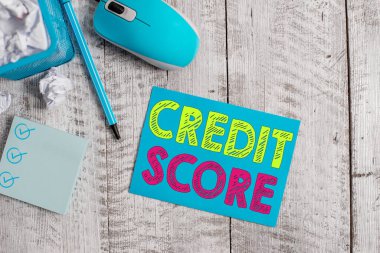 Kredi Puanı 'nı gösteren not yazılıyor. Kredi dosyalarına dayalı bir şahsın itibarını gösteren iş fotoğrafı çöp kutusuna atılmış kağıt ve ahşap zemindeki bilgisayar faresi..