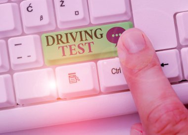 Sürüş Testini gösteren kavramsal el yazısı. S 'leri test etmek için iş fotoğrafı gösterme prosedürü motorlu araç kullanma becerisidir..