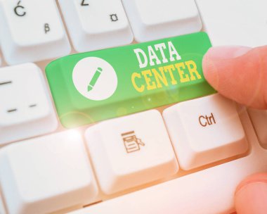Veri Merkezini gösteren kavramsal el yazısı. İş fotoğrafı sunucu gibi bilgisayar tesislerini barındıran bir depo metni.