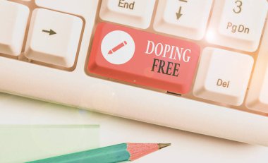 El yazısı, Doping Free. Atletizmi yasal olmayan yollarla geliştirmek için herhangi bir madde kullanmadığı kanıtlandı..