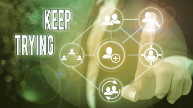 Kavramsal el yazısı denemeye devam ettiğini gösteriyor. İş fotoğrafı metni bir şey yapmaya ya da tekrar tekrar bir şey yapmaya devam ediyor.