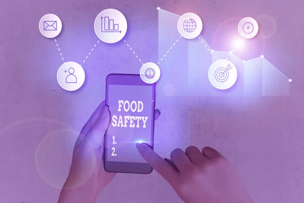 Handgeschreven tekst schrijven van voedselveiligheid. Begrip betekenis van de voorwaarden en praktijken die de kwaliteit van voedsel bewaren. — Stockfoto