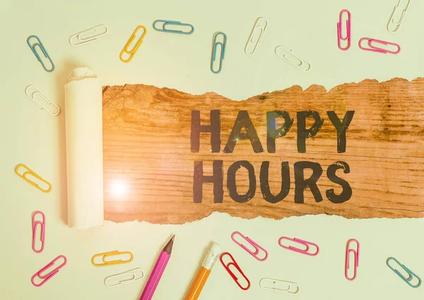 Manuscrito texto escrevendo Happy Hours. Conceito significado quando as bebidas são vendidas a preços reduzidos em um bar ou restaurante . — Fotografia de Stock