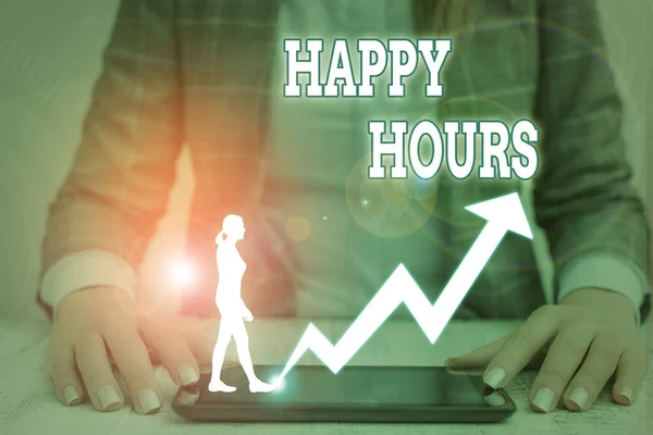 Pisanie tekstów Happy Hours. Koncepcja biznesowa dotycząca sprzedaży napojów po obniżonych cenach w barze lub restauracji. — Zdjęcie stockowe