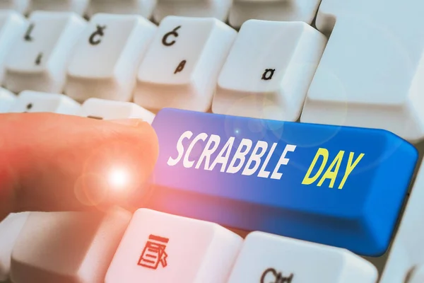 Texte indiquant Scrabble Day. Photo conceptuelle par jour pour célébrer le jeu de société populaire créé en 1938 . — Photo