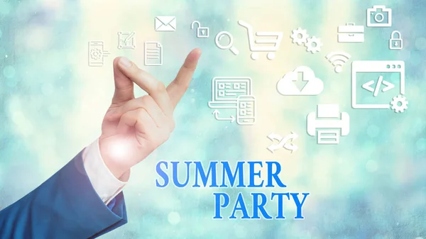 Tekstbord met Summer Party erop. Conceptuele foto sociale bijeenkomst gehouden tijdens het zomerseizoen of schoolvakanties. — Stockfoto