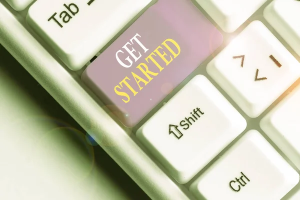 Handschrift tekst schrijven Aan de slag. Begrip betekent Begin een belangrijke periode in iemands s is leven of carrière Begin een taak. — Stockfoto