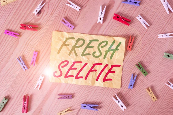 Escribiendo una nota que muestra Fresh Selfie. Exhibición de fotos de negocios tomar una foto de sí mismo sin filtro de maquillaje o editar papeles de pinza de ropa de colores vacía recordatorio piso de madera oficina de fondo . — Foto de Stock