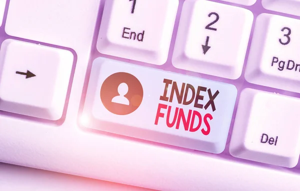 Escritura a mano de texto Index Funds. Concepto que significa fondo de inversión construido para igualar las acciones de un índice de mercado . — Foto de Stock