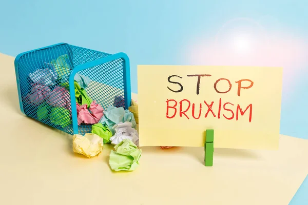 Manuscrito texto escrito Stop Bruxism. Conceito significado colocar um fim a uma condição que você moer ou apertar os dentes Lixo bin crumpled papel clothespin vazio lembrete material de escritório derrubado . — Fotografia de Stock