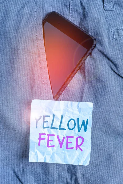 Γράμμα που δείχνει τον κίτρινο πυρετό. Επαγγελματική φωτογραφία που δείχνει τροπική ασθένεια του ιού επηρεάζει το ήπαρ και τα νεφρά Smartphone συσκευή μέσα παντελόνι μπροστά χαρτί σημείωμα τσέπη. — Φωτογραφία Αρχείου