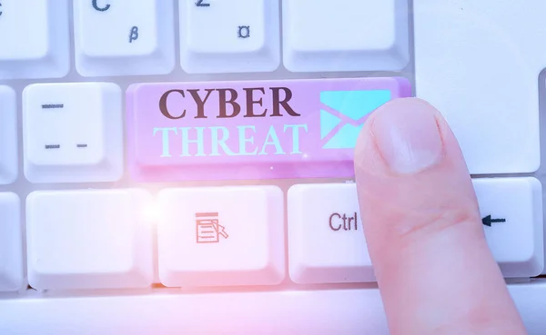 Palavra escrevendo texto Cyber Threat. Conceito de negócio para tem um potencial para causar sérios danos a um sistema de computador . — Fotografia de Stock