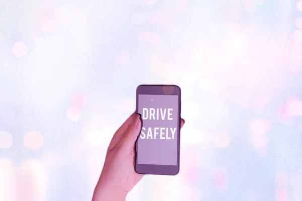 Signe texte montrant Drive Safely. Photo conceptuelle vous devez suivre les règles de la route et respecter les lois . — Photo