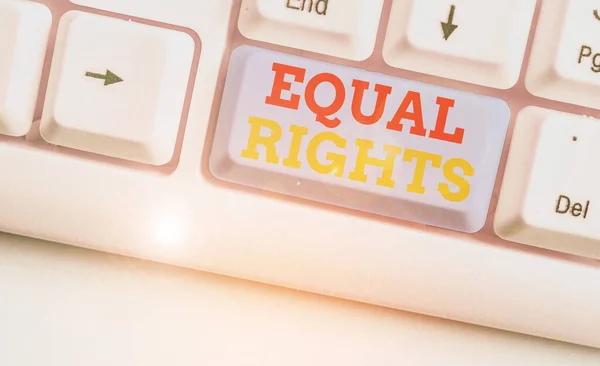 Текстовий знак, що показує рівні права. Концептуальна фотографія Рівність перед законом, коли всі показані мають однакові права . — стокове фото