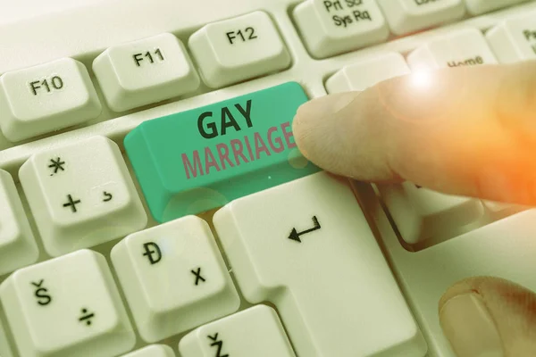 Ecriture conceptuelle montrant le mariage gay. Texte d'une photo d'affaires prise lors d'une cérémonie civile ou religieuse du même sexe . — Photo