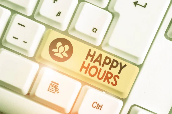 Happy Hours 'u gösteren bir not yazıyorum. Bir barda ya da restoranda içkiler indirimli fiyattan satıldığında iş fotoğraflarının sergilenmesi. — Stok fotoğraf