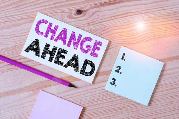 Textzeichen mit der Aufschrift Change Ahead. Konzeptionelle Foto die Handlung oder Instanz der Herstellung oder immer anders oder Farbige Wäscheklammern Papiere leere Erinnerung Holzboden Hintergrund Büro. — Stockfoto