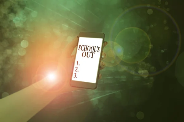 Tekstbord met School S is uit. Conceptuele foto lessen zijn voorlopig voorbij Einde van de schooldag. — Stockfoto