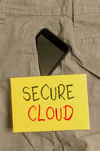 Κείμενο εγγραφής κειμένου Secure Cloud. Επιχειρηματική έννοια για την προστασία των αποθηκευμένων πληροφοριών ασφαλή Ελεγχόμενη τεχνολογία Smartphone συσκευή μέσα στο επίσημο παντελόνι εργασίας μπροστινή τσέπη κοντά σε χαρτί σημείωμα. — Φωτογραφία Αρχείου