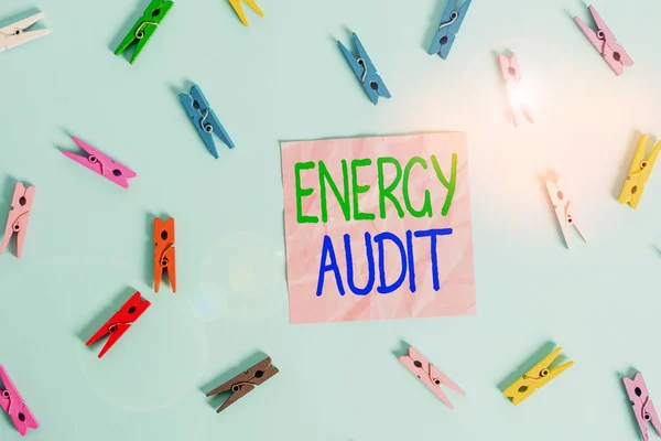 Tekstbord met energieaudit. Conceptuele foto beoordeling van de energiebehoefte en efficiëntie van een gebouw Gekleurde wasknijper rechthoekige herinnering papier lichtblauwe achtergrond. — Stockfoto