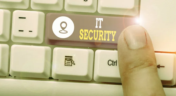 Manuscrito texto It Security. Conceito que significa proteção de dados ou ativos digitais contra acesso não autorizado . — Fotografia de Stock
