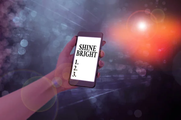 Signo de texto que muestra Shine Bright. Foto conceptual hacer un esfuerzo para vivir normalmente cuando en una situación difícil . —  Fotos de Stock