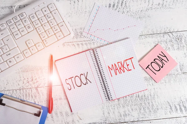 Tekst schrijven Stock Market. Bedrijfsconcept voor handelaren kopen en verkopen aandelen van bedrijven op een openbare beurs Hout bureau apparaat computer apparatuur grafiek nummers papier slot. — Stockfoto