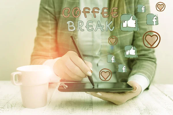 Escritura a mano conceptual que muestra Coffee Break. Texto de la foto de negocios poco tiempo cuando deje de trabajar para tomar una taza de café . — Foto de Stock