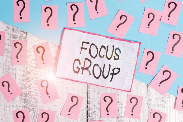 Kézírás szöveg Focus Group. Koncepció jelentése mutatja össze, hogy vegyenek részt a vita valami firkált és omladozó papírok vastag karton fölött fa asztal. — Stock Fotó