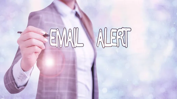 E- posta uyarısını gösteren not yazılıyor. İş fotoğrafı görüntüleme e- postaları otomatik olarak oluşturuldu ve belirlenen alıcılara gönderildi. — Stok fotoğraf