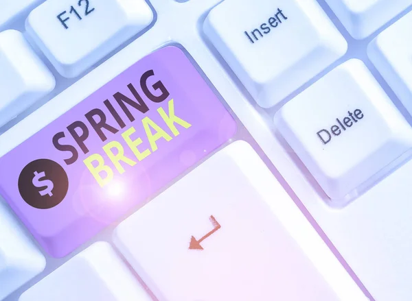 Texte d'écriture de mots Spring Break. Concept d'affaires pour la semaine s est vacances pour les étudiants au printemps typiquement à Pâques . — Photo