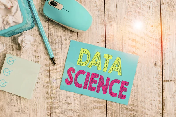 Nota di scrittura che mostra Data Science. Foto d'affari in mostra campo multidisciplinare che utilizza metodi scientifici Carta stropicciata nel cestino e mouse del computer su sfondo di legno . — Foto Stock