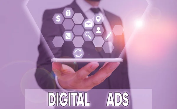 Εννοιολογική γραφή χεριών που δείχνει ψηφιακές διαφημίσεις. Business photo showcasing χρησιμοποιεί το Διαδίκτυο για να παραδώσει διαφημιστικά μηνύματα μάρκετινγκ. — Φωτογραφία Αρχείου