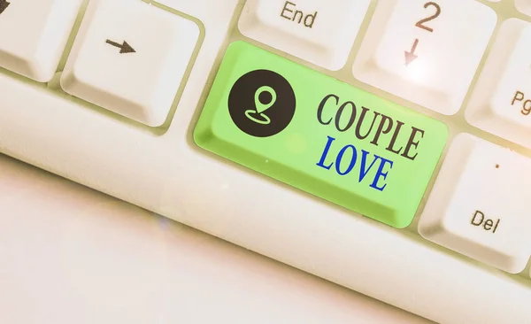 Konzeptionelle Handschrift, die Paarliebe zeigt. Geschäftstext zeigt zwei, die sich sehr lieben. — Stockfoto