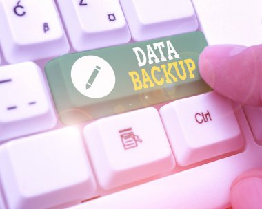 Veri Yedeklemesini gösteren kavramsal el yazısı. Alternatif bir konumda depolanan önemli verilerin iş fotoğrafı metni kopyası.