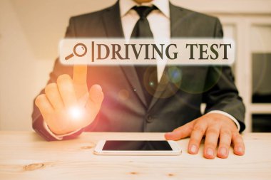 Sözcük Yazma Sürüş Testi. Bir uygulamayı test etmek için iş konsepti, motorlu taşıt kullanabilme becerisidir. Erkek insan resmi kıyafetler giyer. Sunum için yüksek teknoloji akıllı telefonu kullanın..