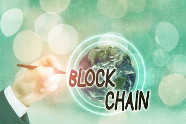 Blok Zinciri 'ni gösteren kavramsal el yazısı. Nasa tarafından desteklenen bu resmin bitcoin elementlerinde yapılan işlemlerin kaydedildiği iş fotoğrafı metin sistemi.