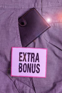 Ekstra İkramiye gösteren metin işareti. Kavramsal fotoğraf birinin cebine eklenen ekstra bir miktar para küçük cüzdan içinde adam pantolonu ön notasyon kağıdı yanında küçük bir cüzdan ödemektir.