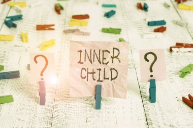 Inner Child 'ın el yazısı. Kavram, genellikle bir gösterinin gizli bir parçası olan çocuksu kavram göstergesidir. Tahtaya ataçlar yerleştirilmiş, karalanmış ve parçalanmış bir çarşaf.