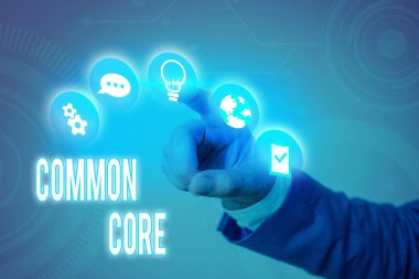 Common Core 'u gösteren not yazılıyor. Matematik ve İngilizce 'de akademik standartlar sergileniyor.