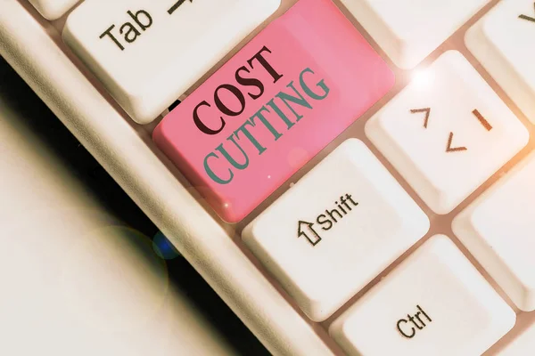 Slovo psaní textu Snižování nákladů. Obchodní koncepce pro opatření přijatá ke snížení částky, která se utratí za službu. — Stock fotografie